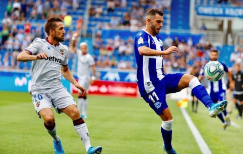 西甲激战：阿拉维斯 VS 比利亚雷亚尔，命运天平如何倾斜？